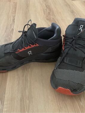 On Running Men's Black & Red Low-Profile Athletic Trainers